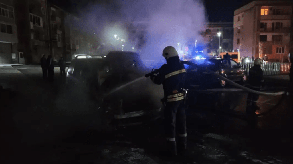 Пожар изпепели три коли в Казанлък, разследват умишлен палеж