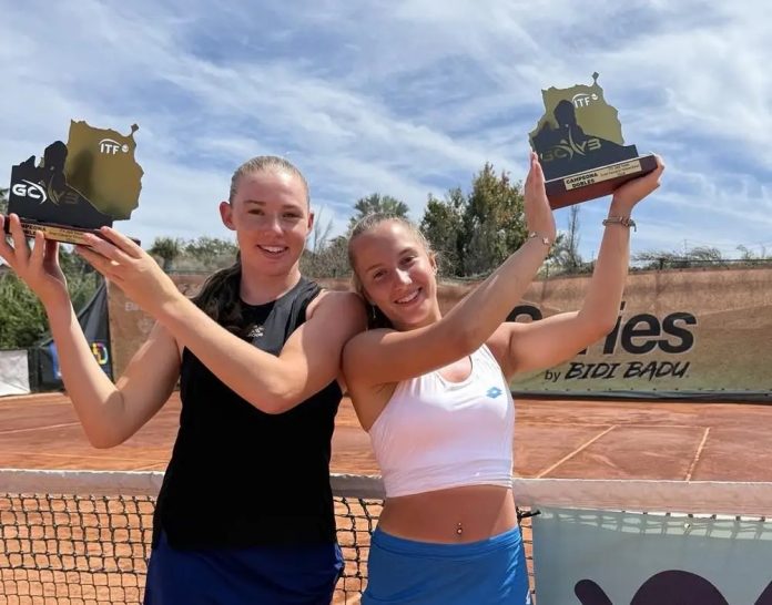 Никол Нунева и Лидия Бренън държат трофеите на двойки от ITF турнира в Теута