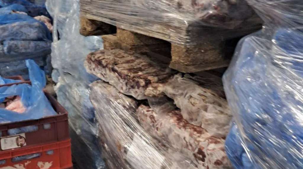БАБХ разпореди унищожаването на над 6,5 тона храни и спря дейност на предприятие в Соколово