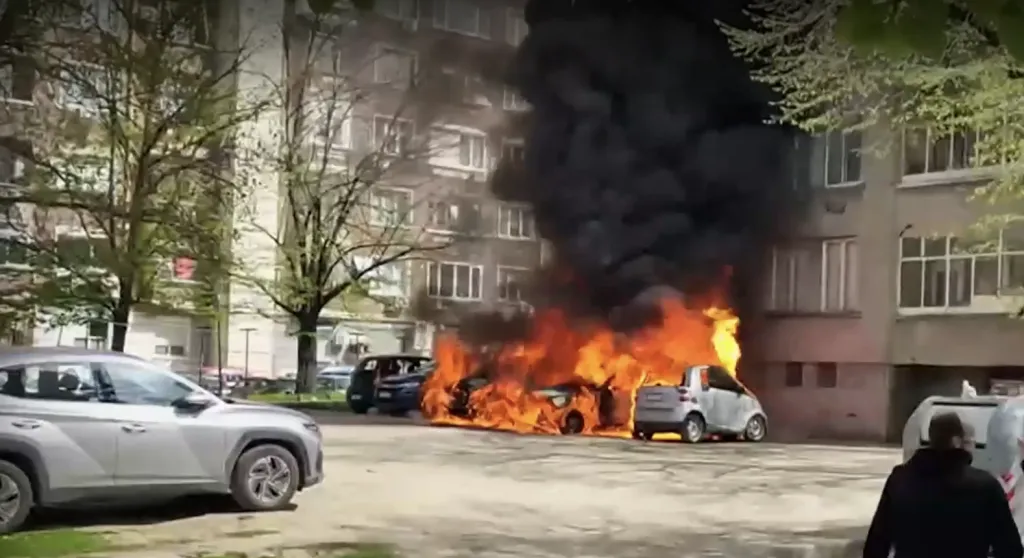 Пожар изпепели четири автомобила в междублоково пространство в Русе