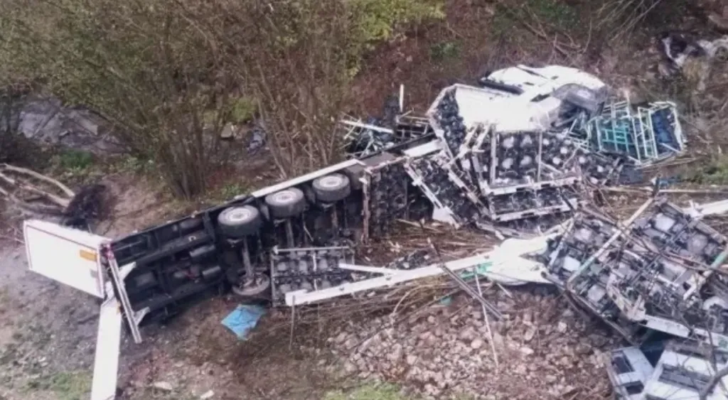 Тир падна в пропаст край Прохода на Републиката, шофьорът загина