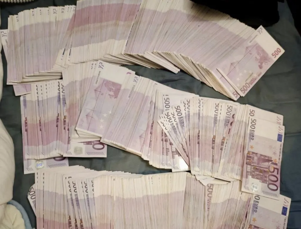 ГДБОП и ДАНС хванаха банда със 600 000 евро, 70 кг дрога и боеприпаси