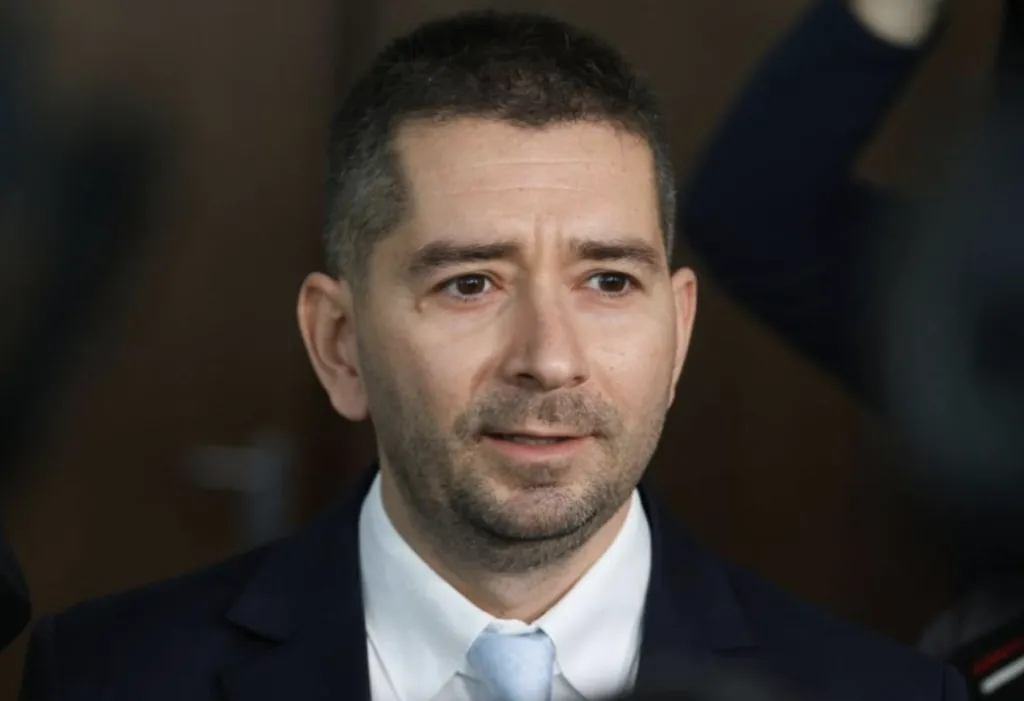 Слави Василев: Депутатите от другите партии влизат в НС с наведена глава