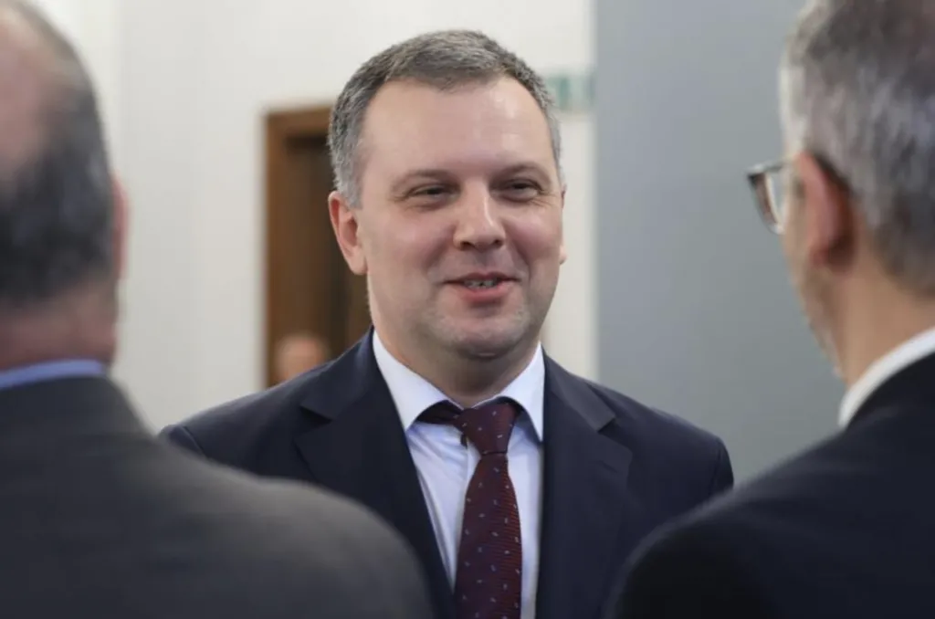 Министър Найденов: Няма да намаляваме заплатите на магистратите и съдебните служители