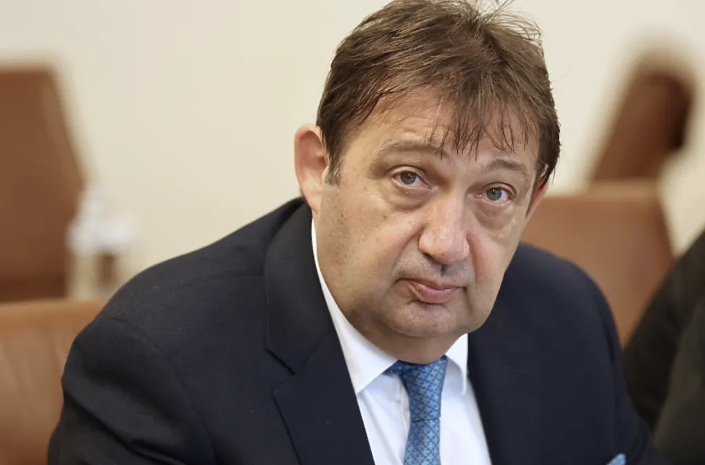 Изслушват министър Шишков заради свлачището на пътя Смолян – Пампорово