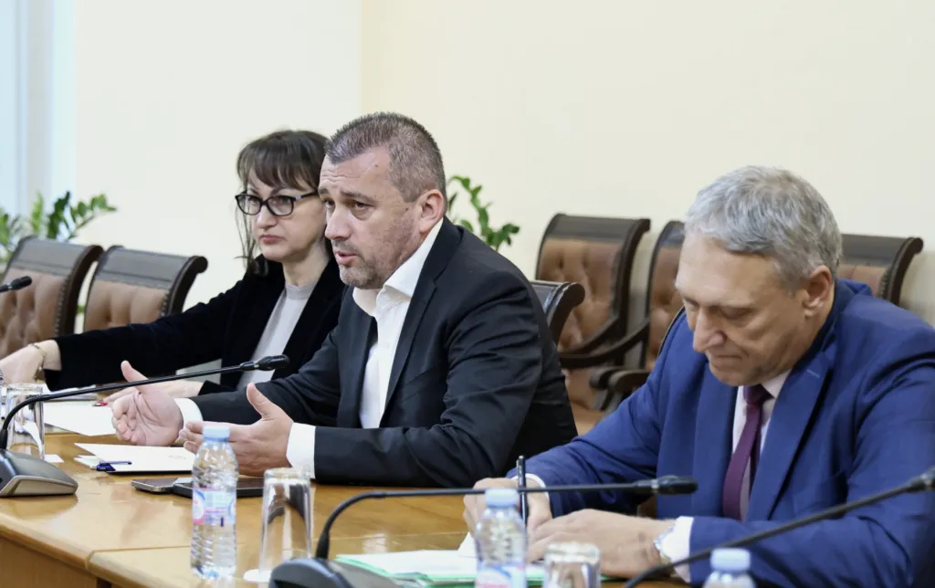 Георги Пеев обсъди с таксиметровия бранш и автошколите проблемите в сектора