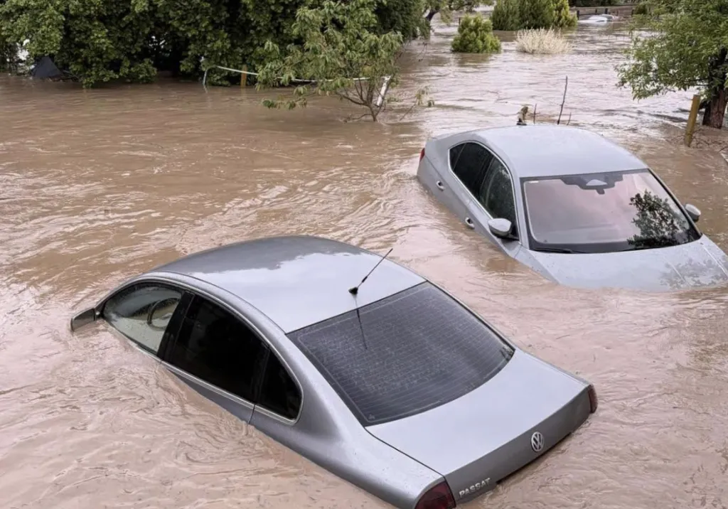 Евакуация в Севлиево – водата по улиците достигна 1,20 метра