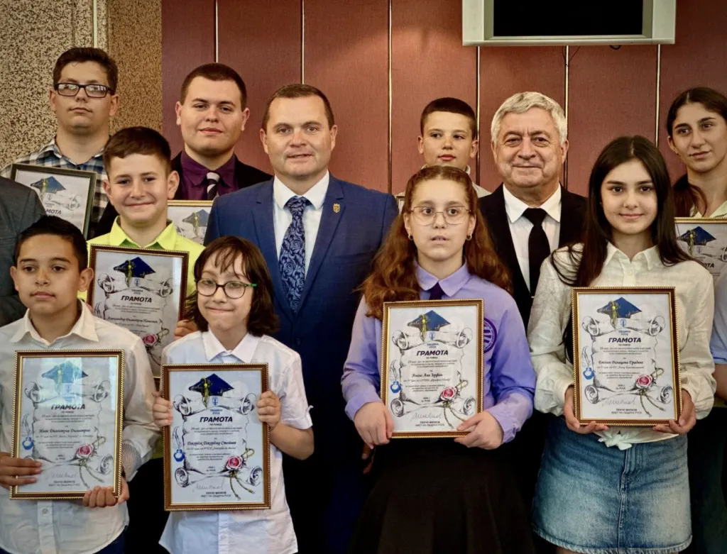 Пенчо Милков отличи 39 изявени ученици в навечерието на 24 май