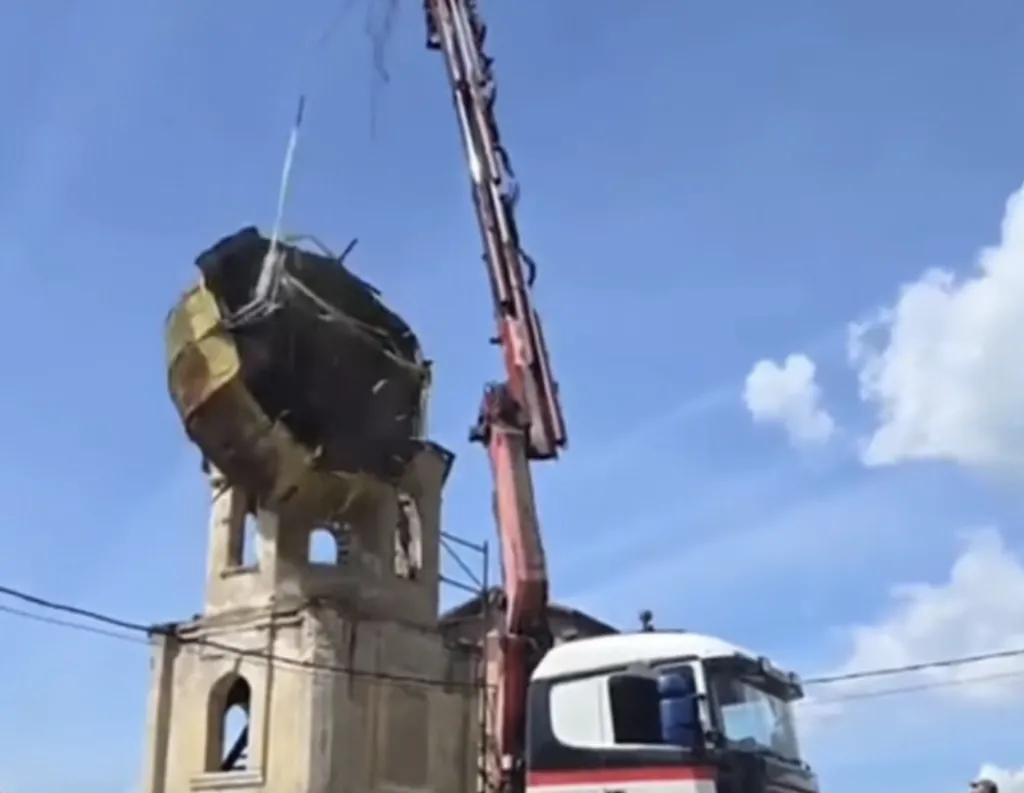 Кран изпусна купола на храм в софийско село
