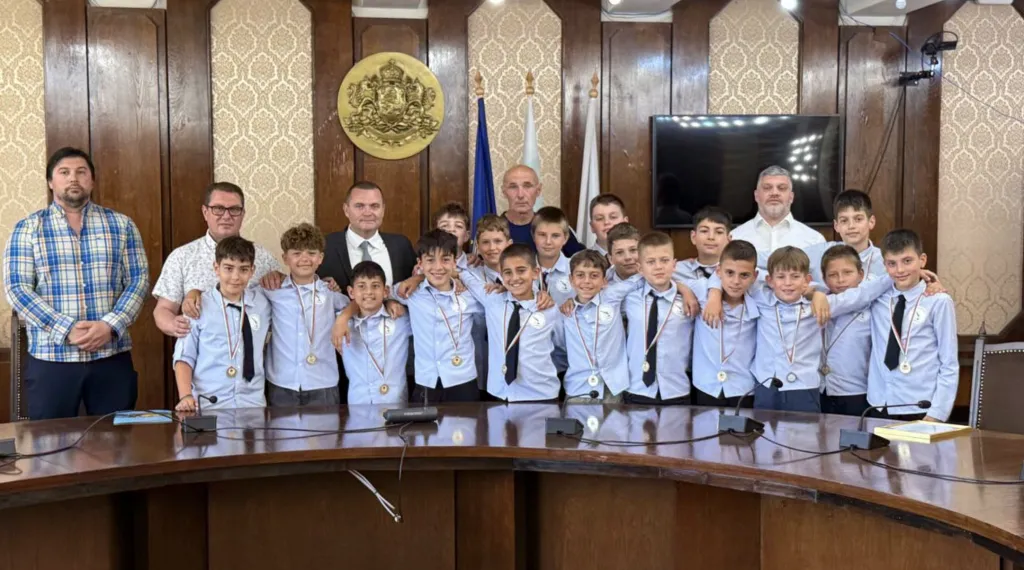 Златните момчета от ХК „Мартен 67“ с награди от Пенчо Милков за шампионската титла