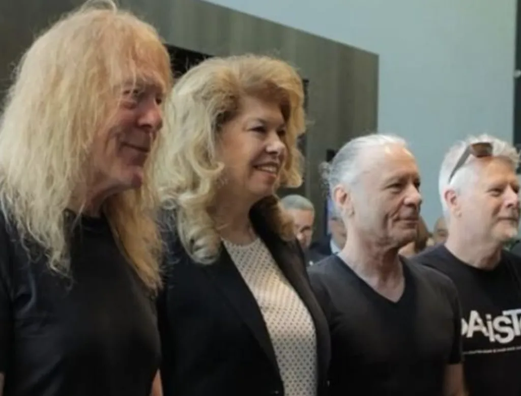 Президентът Йотова се срещна с музикантите от Iron Maiden
