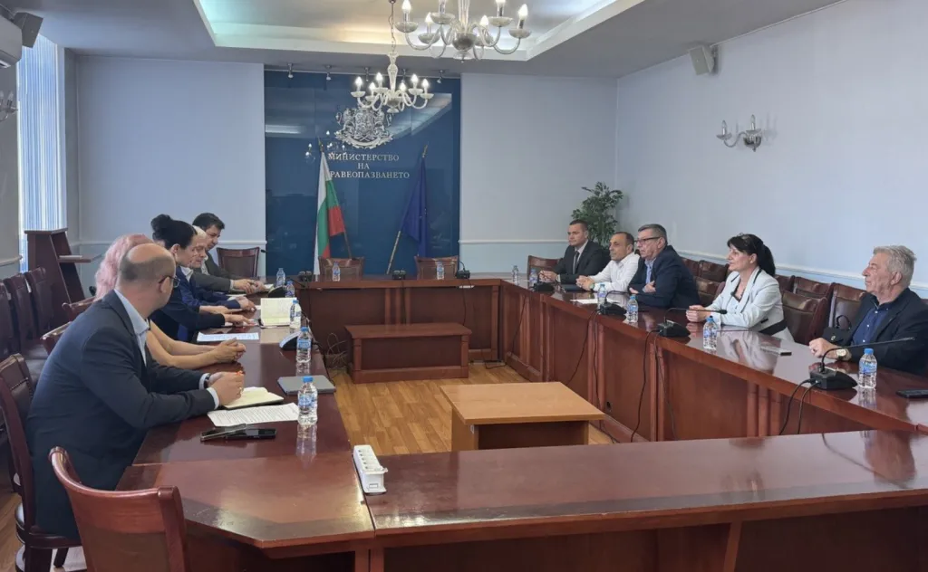Кметът на Русе и представители на дунавските общини настояха за устойчиви мерки срещу комарните популации