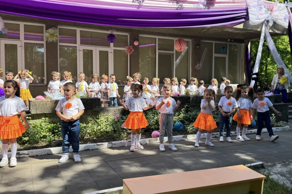 Децата на ДГ „Здравец“ представиха празничния спектакъл „На крилете на детските мечти“