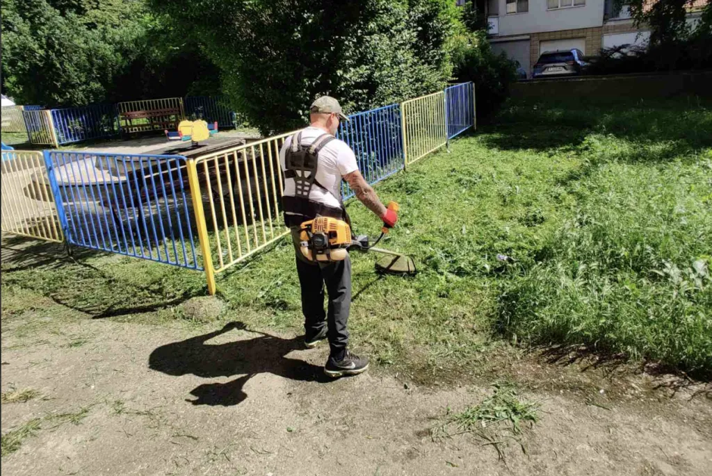 Косенето на тревните площи продължава и през тази седмица