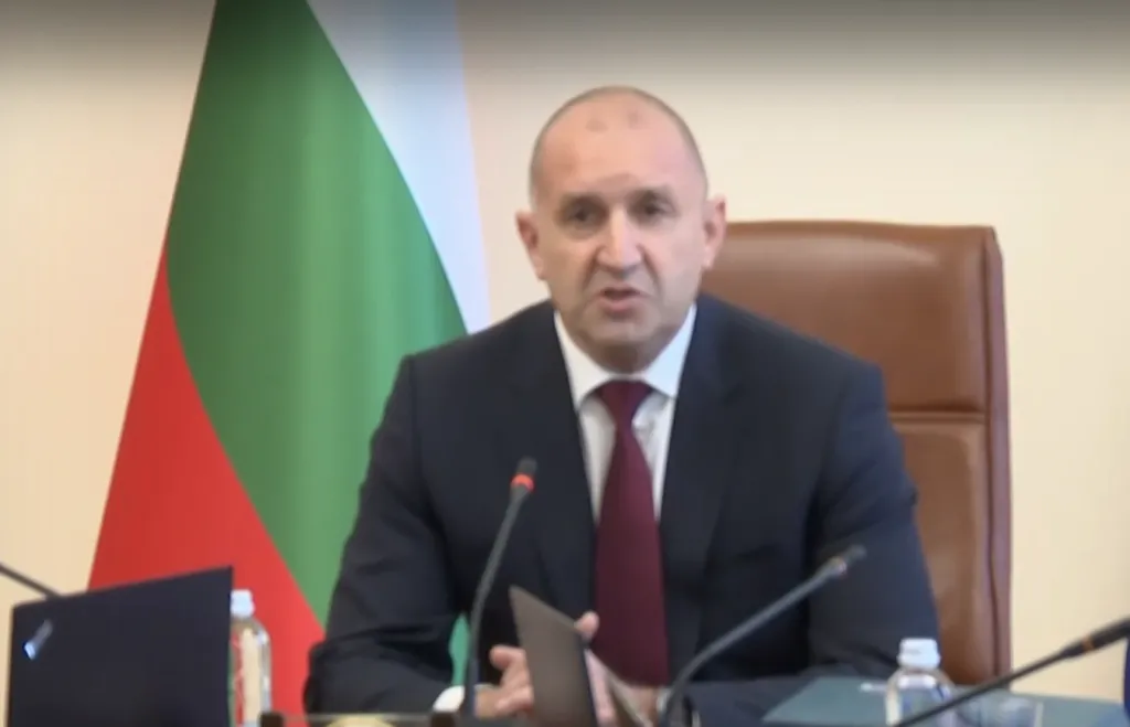 Радев: Пенсии няма да се намаляват, няма да купуваме ракети за 1 млрд. и майчинството няма да се реже