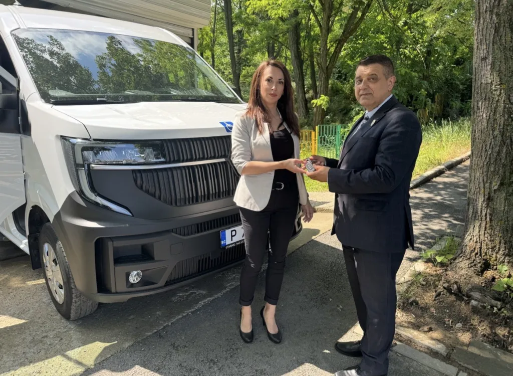 Община Русе обнови автопарка на социалните услуги с два нови специализирани автомобила