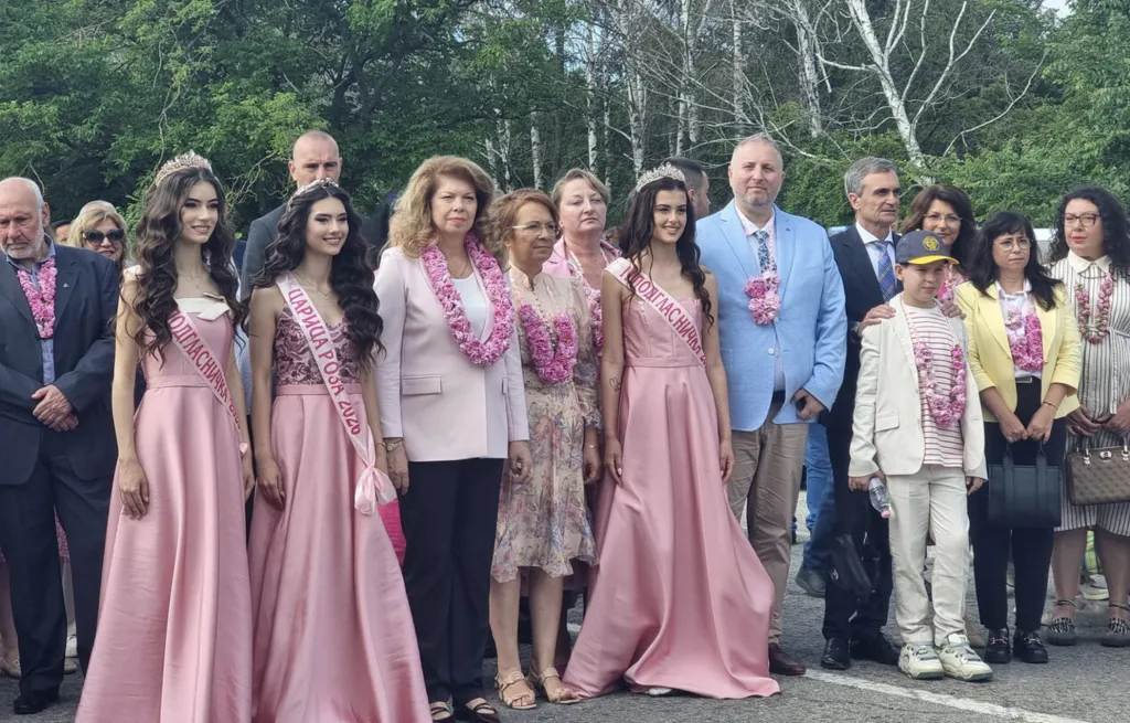 Илияна Йотова: Маслодайната роза е най-красивата емблема на България