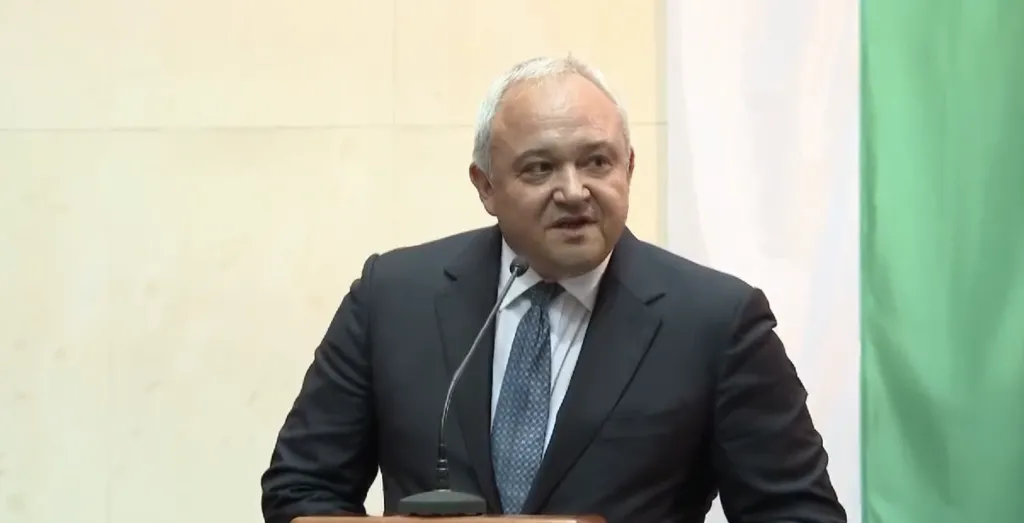 МВР внесе в парламента справка с имена на хора, свързани с частните полети на Пеевски