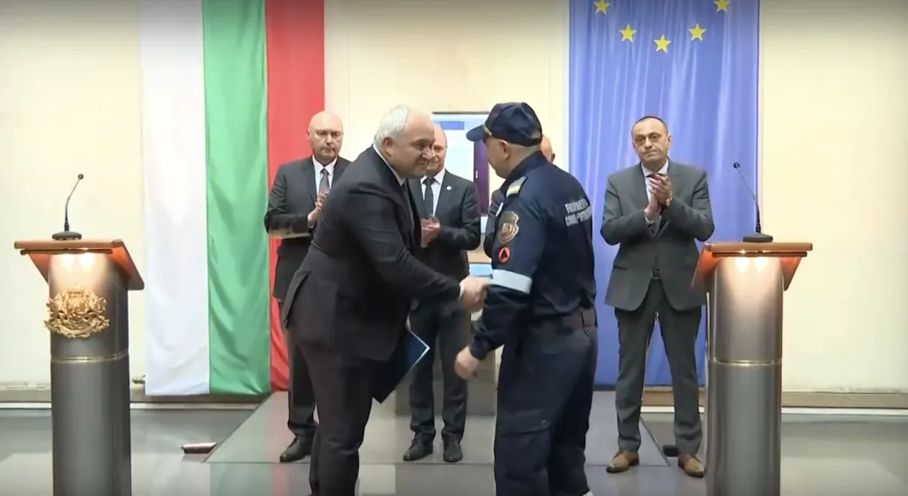 Демерджиев награди пожарникарите, участвали в спасяването след катастрофата на „Челопешко шосе”