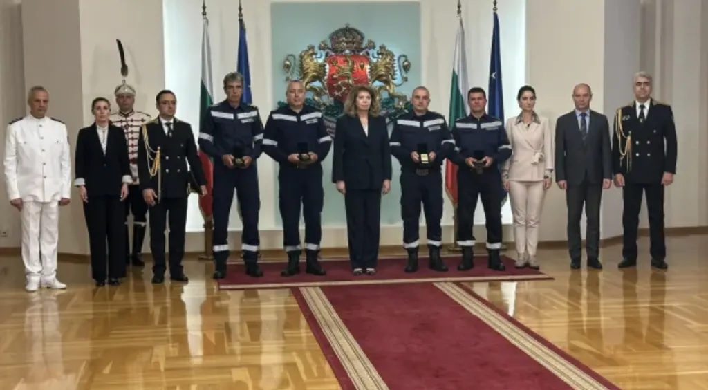 Президентът Йотова отличи пожарникарите, оказали помощ при катастрофата на „Челопешко шосе“