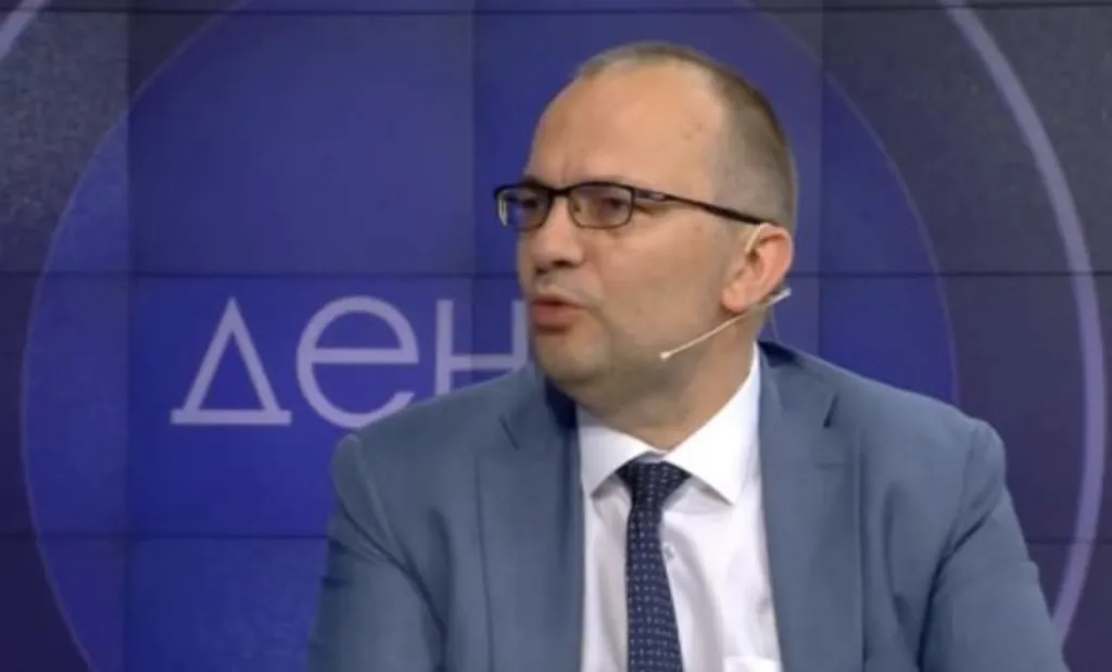 Мартин Димитров: Радев върви по пътя на Орбан и вреди на българския оръжеен износ