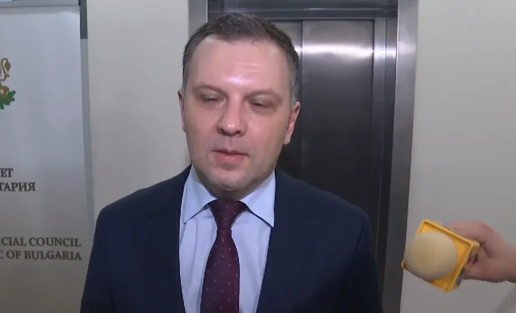 Найденов: Решенията на Конституционния съд насочват властта