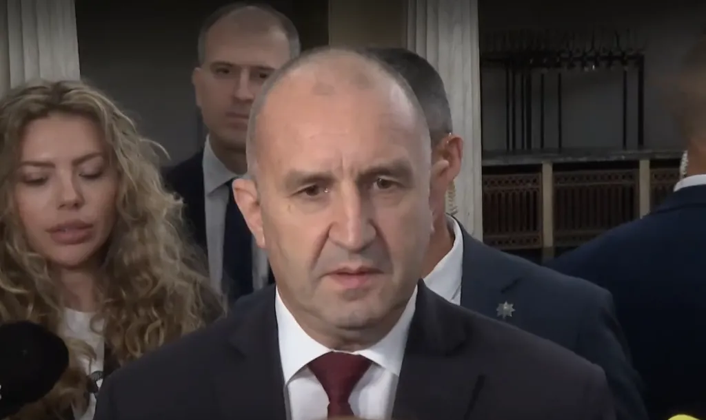 Румен Радев прие строя на курсантите от ВВВУ „Георги Бенковски“ в Плевен