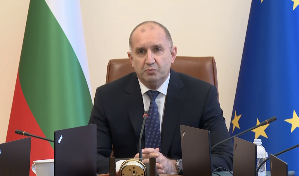 Радев: Напускането на американските самолети минимизира риска от потенциални атаки в близост до София