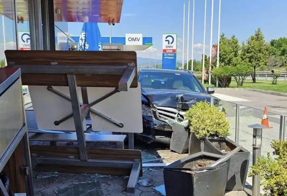 Автомобил се вряза в заведение на „Тракия“
