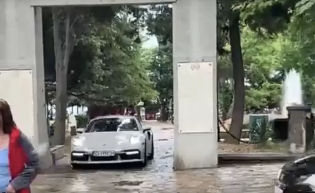 Автомобил на Емрах Стораро е преминал през пешеходната зона на Стария Созопол?