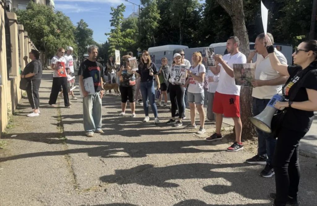 Протест пред СГС с искане за ефективни присъди за обвиняемите за жестокост към животни от Перник
