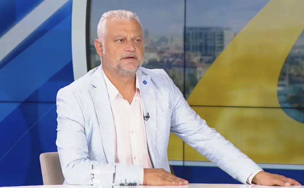 Дечев: Политиците, които имат власт и получават заплати от данъците, трябва да позволяват на обществото да знае повече и за техния личен живот