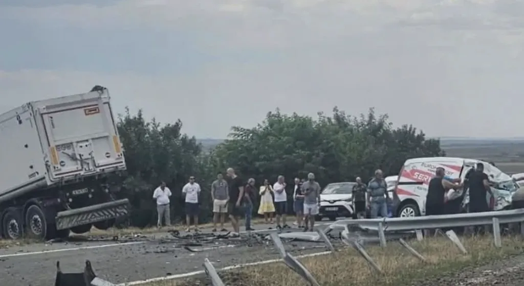 Тир помете мантинела и удари две коли в насрещното на „Тракия“, има жертва