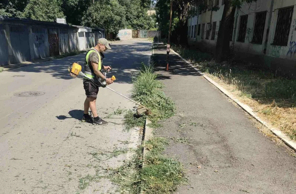 Косенето на тревните площи продължава и през тази седмица
