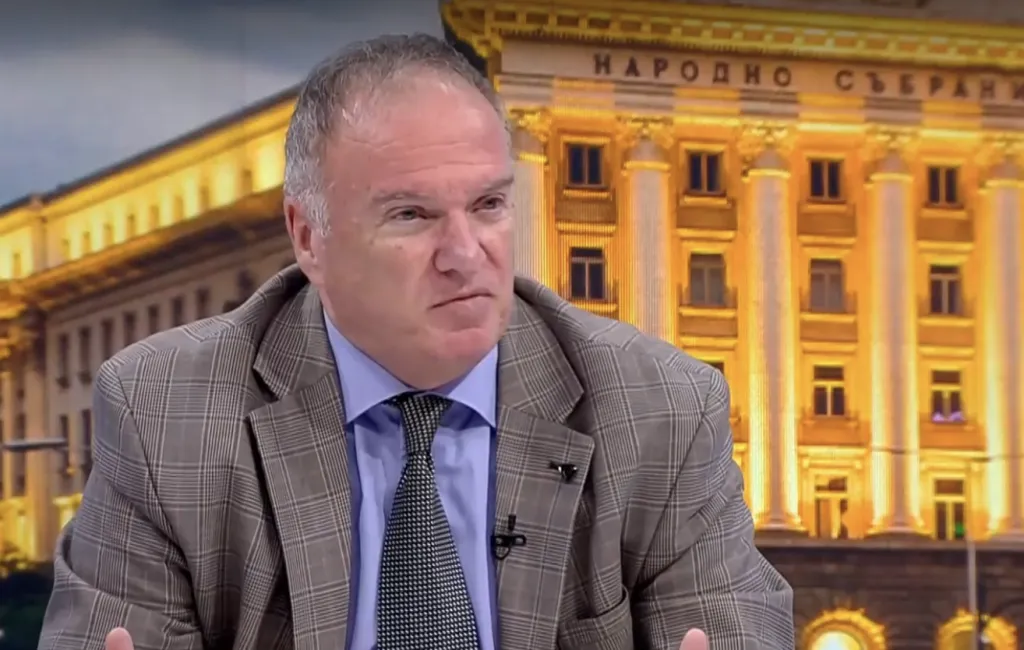 Владимир Чуков: Радев показа, че може да жонглира в политиката, но това няма да продължава вечно
