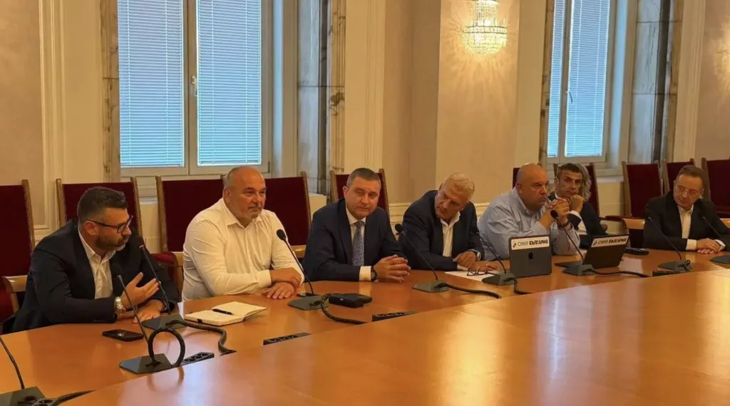 ГЕРБ и „Синя България“ представиха концепция за промени в Конституцията