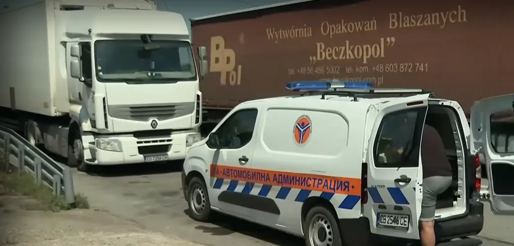 Проверките на тирове в цялата страна продължават