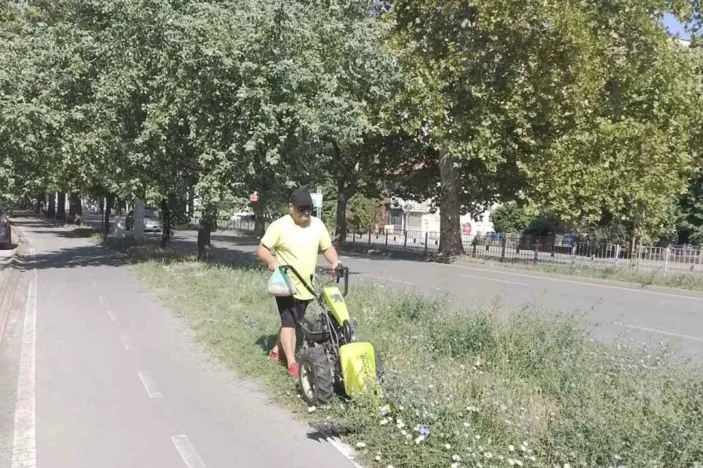 Общинските екипи продължават дейностите по косене на тревните площи в Русе