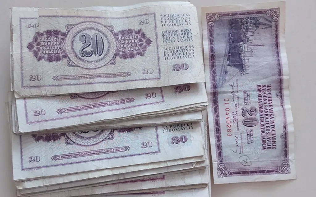Продават на търг югославски динари
