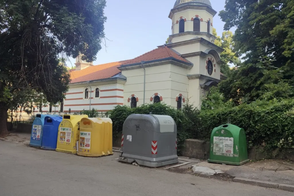 Съдове за отпадъци до храм „Свети Георги“ временно ще бъдат изместени заради снимките на игрален филм