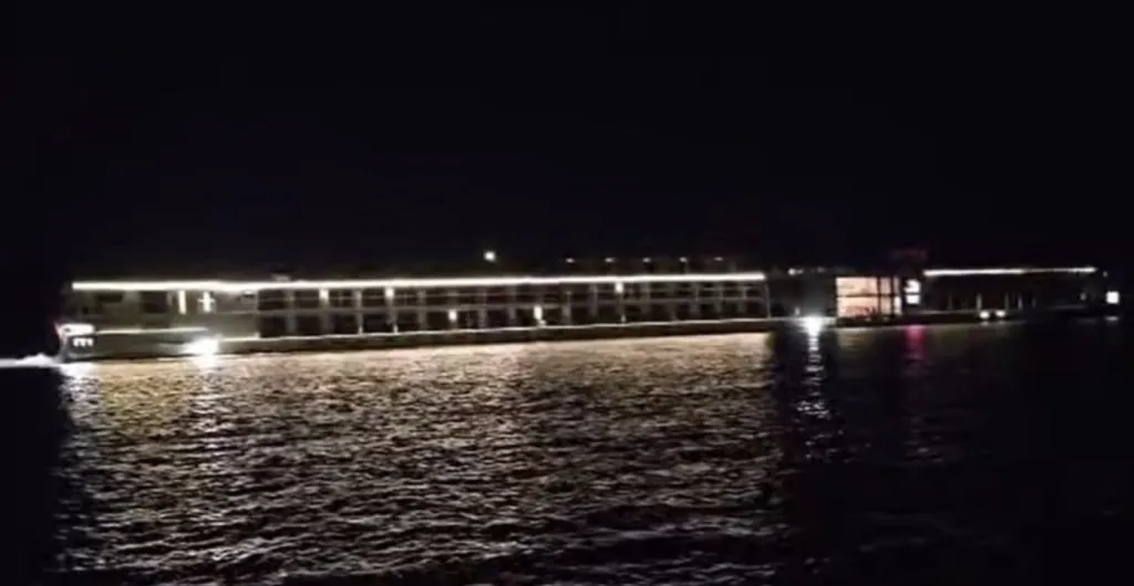 Круизен кораб заседна в плитчините на Дунав край Румъния
