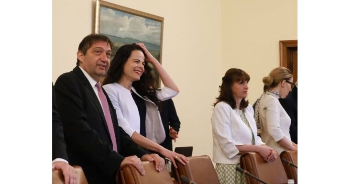 Здравната министърка Катя Ивкова и социалната Наталия Ефремова са предвидили мащабни реформи в секторите си. Снимка: Румяна Тонева