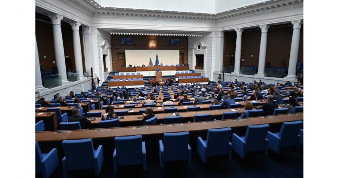 Два месеца отне на депутатите в настоящия парламент да се решат на замразяване на заплатите. СНИМКА: ВЕЛИСЛАВ НИКОЛОВ