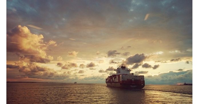 Търговски кораб край бреговете на Червено море. Снимка: Pixabay