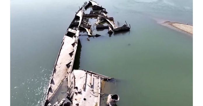 Край сръбското пристанище Прахово изплува нацистки кораб от Втората световна война - вижда се ръждясал корпус и счупена мачта. КАДЪР: ЮТЮБ/REUTERS Непокътнат военен мотоциклет откриха в Дунав на Будапеща СНИМКА: РОЙТЕРС Римският олтар, посветен на Юпитер СНИМКА: ФЕЙСБУК/Intercisa Museum При село Гиген археолози от Плевен се натъкнаха на основите на легендарния Константинов мост СНИМКА: РИМ-ПЛЕВЕН Бивните на открития мамут