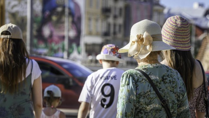Жълт код за опасни горещини в голяма част от страната
