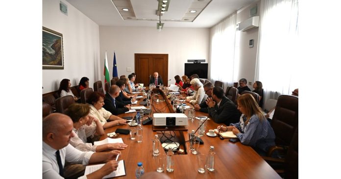 Създаването на нова формула за определяне на минималната заплата започна на среща между Гълъб Донев, синдикатите и работодателите.