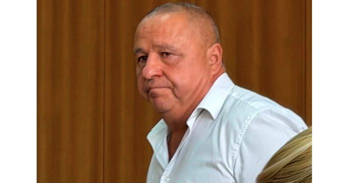 Бившият кмет на Калофер в съдебната зала. Снимка: Мая Вакрилова Лальо Бичев пред съдебната зала. Снимка: Мая Вакрилова