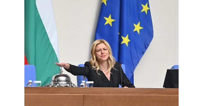 Във вторник шефката на парламента Михаела Доцова ще бие първия звънец за новата сесия на депутатите след лятната им ваканция. Снимка: Георги Палейков Очаква се новият ВСС да бъде избран в началото на ноември. Снимка: Георги Палейков