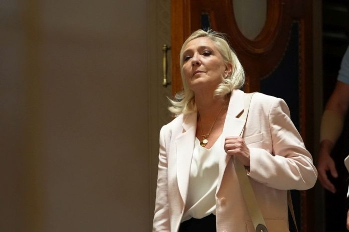 Льо Пен с преднина преди президентския вот във Франция